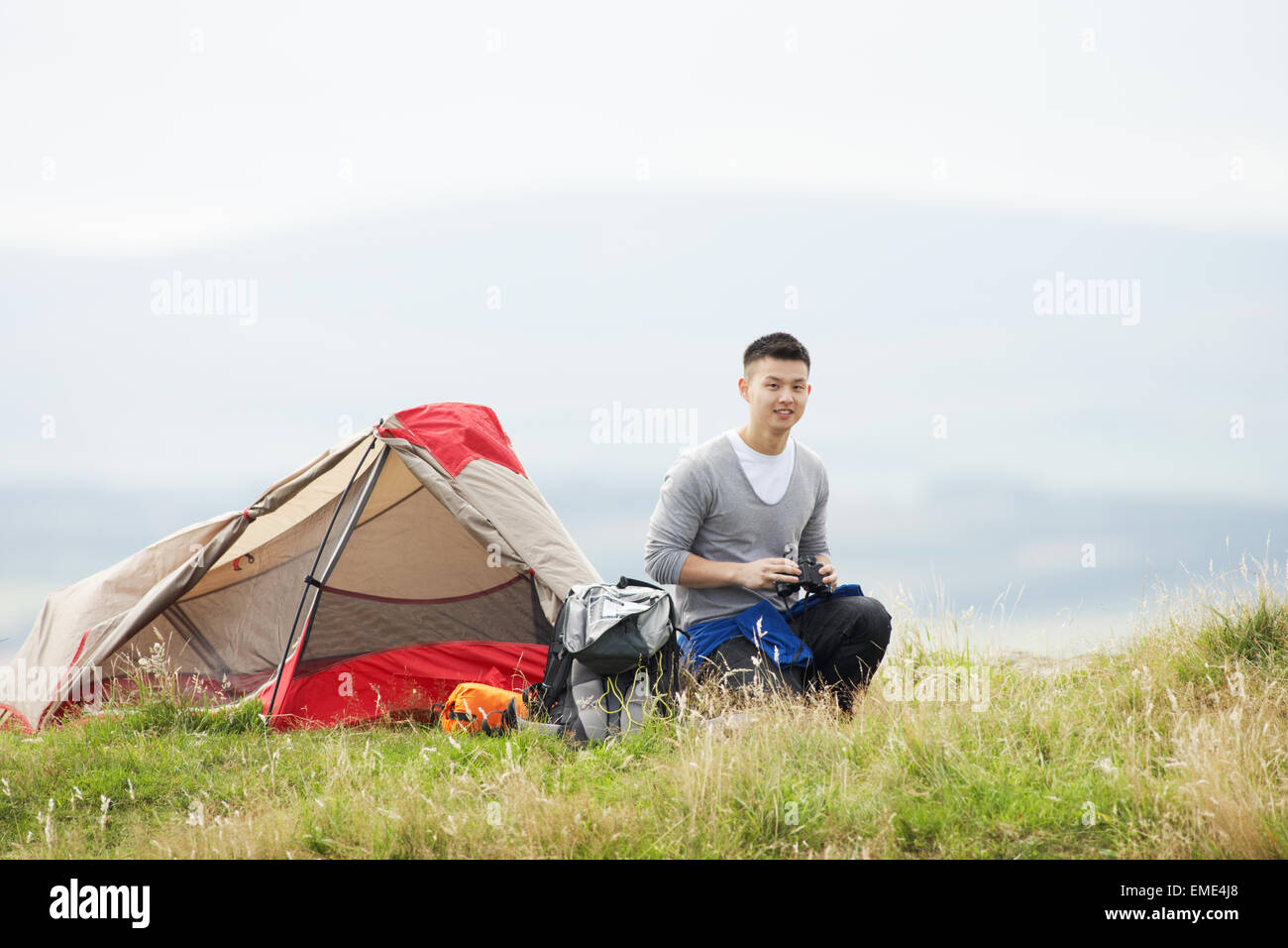 Jeune homme On Camping Trip In Countryside Banque D'Images