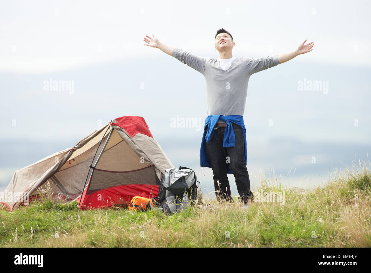 Jeune homme On Camping Trip In Countryside Banque D'Images