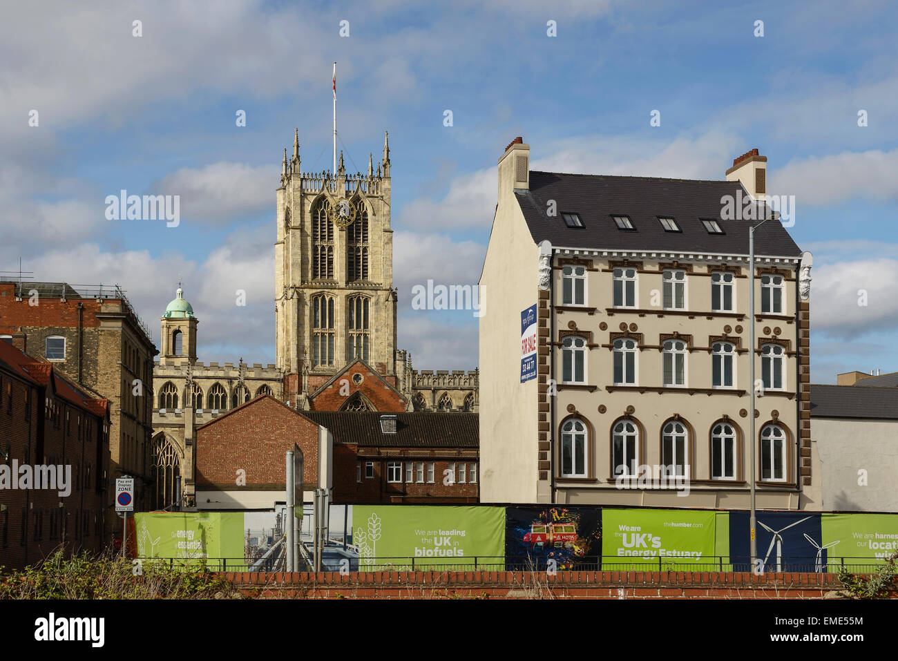 L'église Holy Trinity parmi d'autres bâtiments dans le centre-ville de Hull UK Banque D'Images