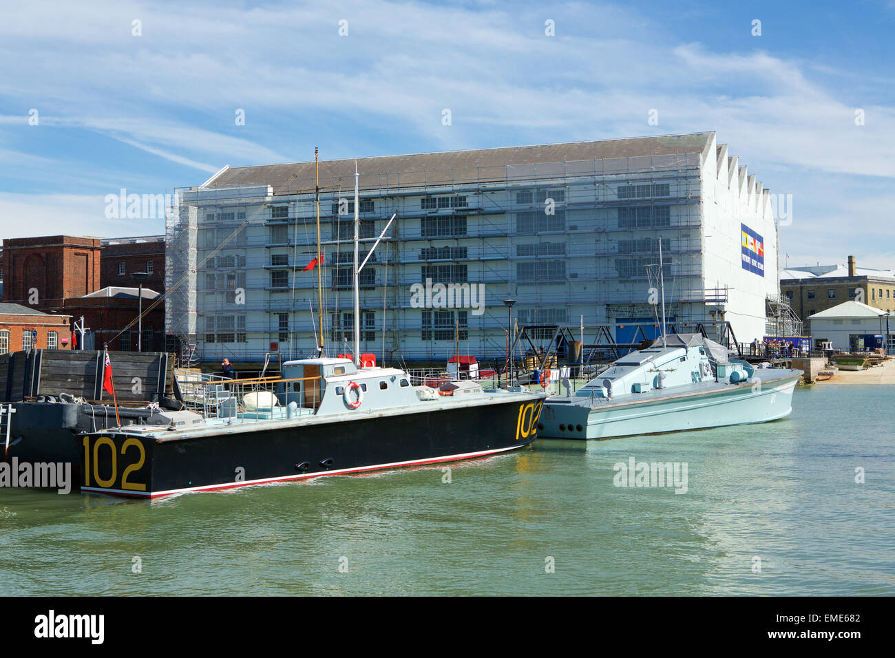 Un lancement à grande vitesse et motor torpedo boat amarré à Portsmouth Historic Dockyard. Deux petits navires du registre national Banque D'Images