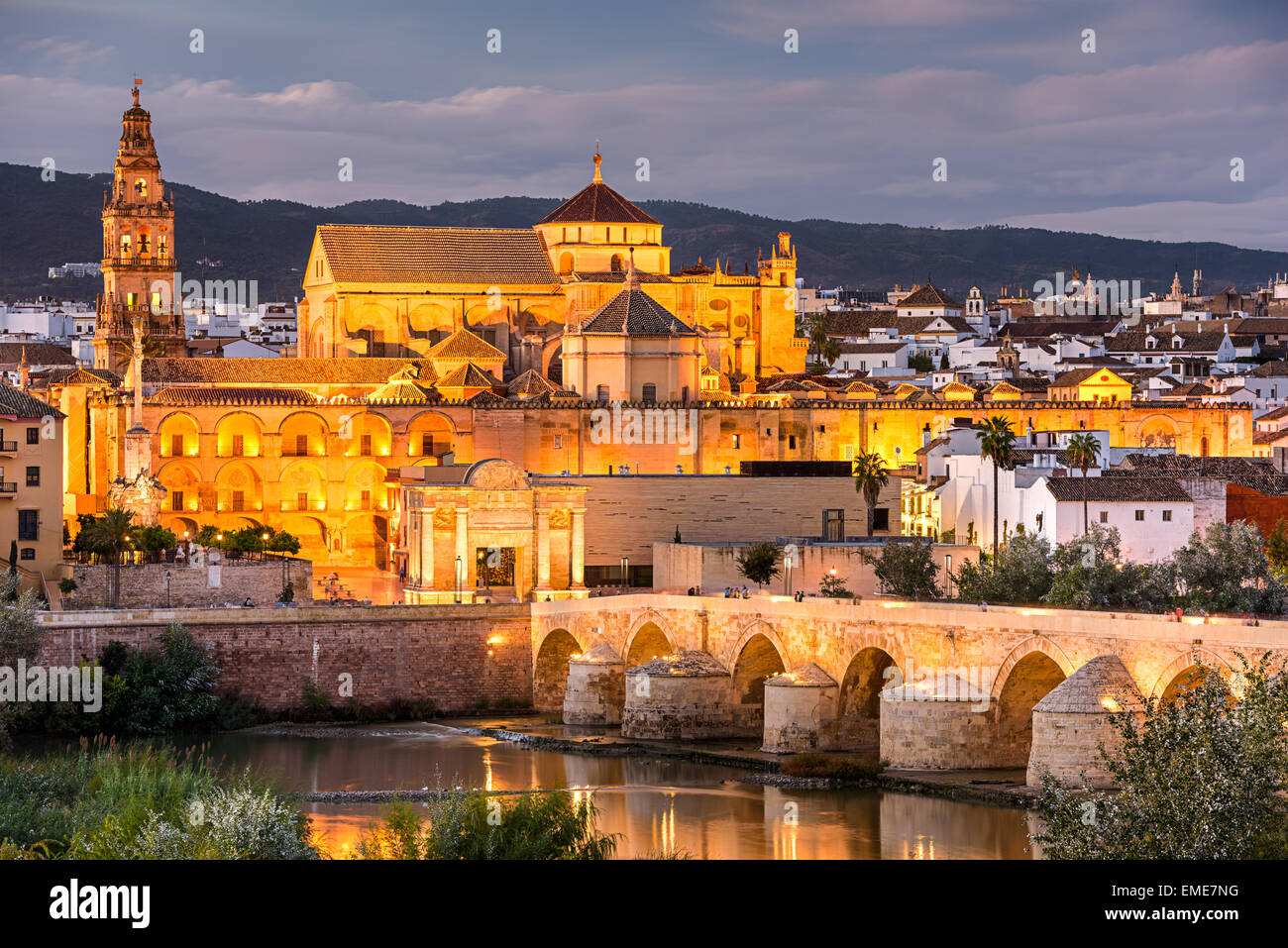 Cordoue, Espagne sur le pont romain et Mosque-Cathedral sur le Guadalquivir. Banque D'Images
