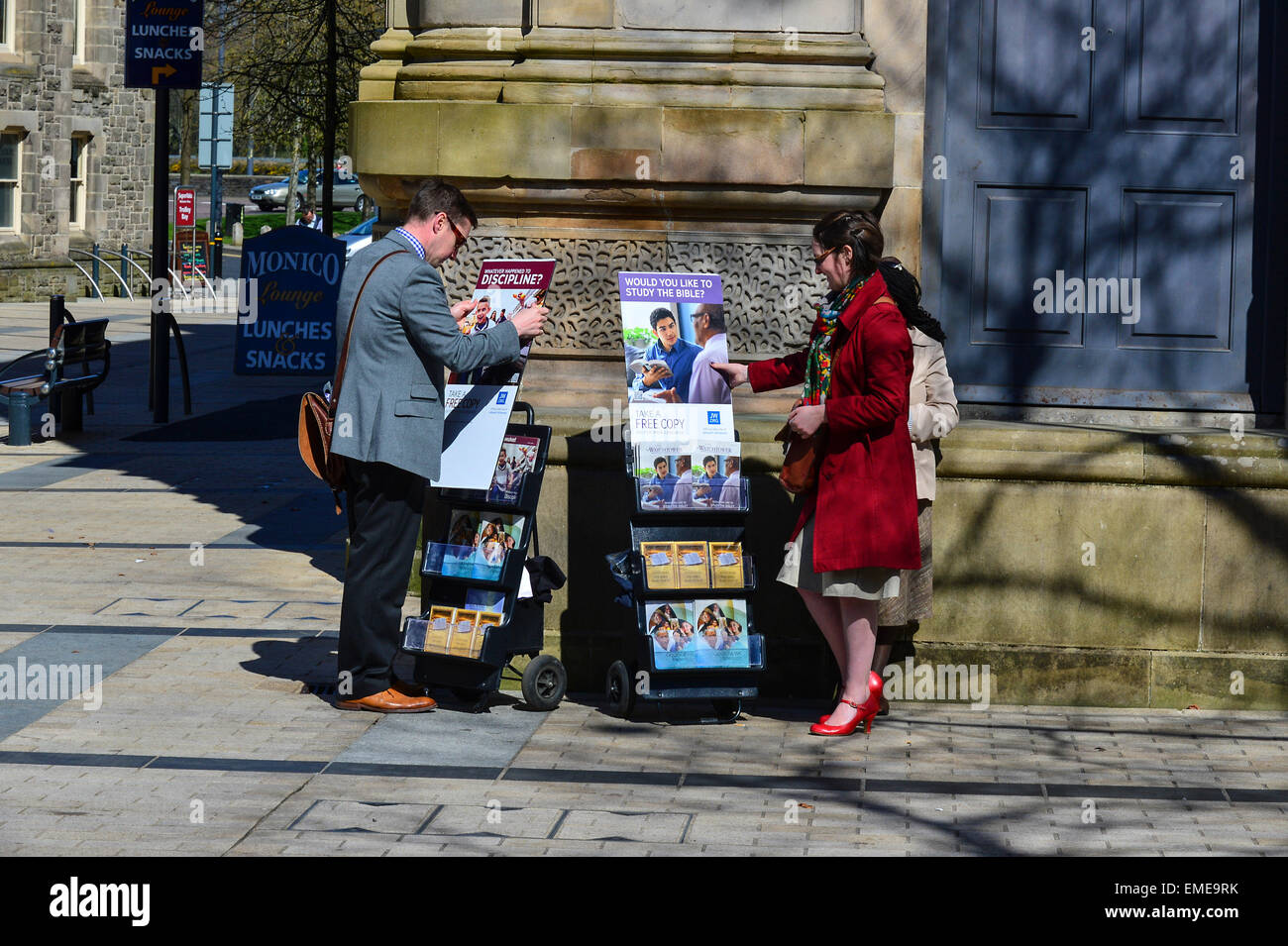 Un Jéhovah dépliants et stand d'information lors de Guildhall Square, Londonderry (Derry), l'Irlande du Nord Banque D'Images