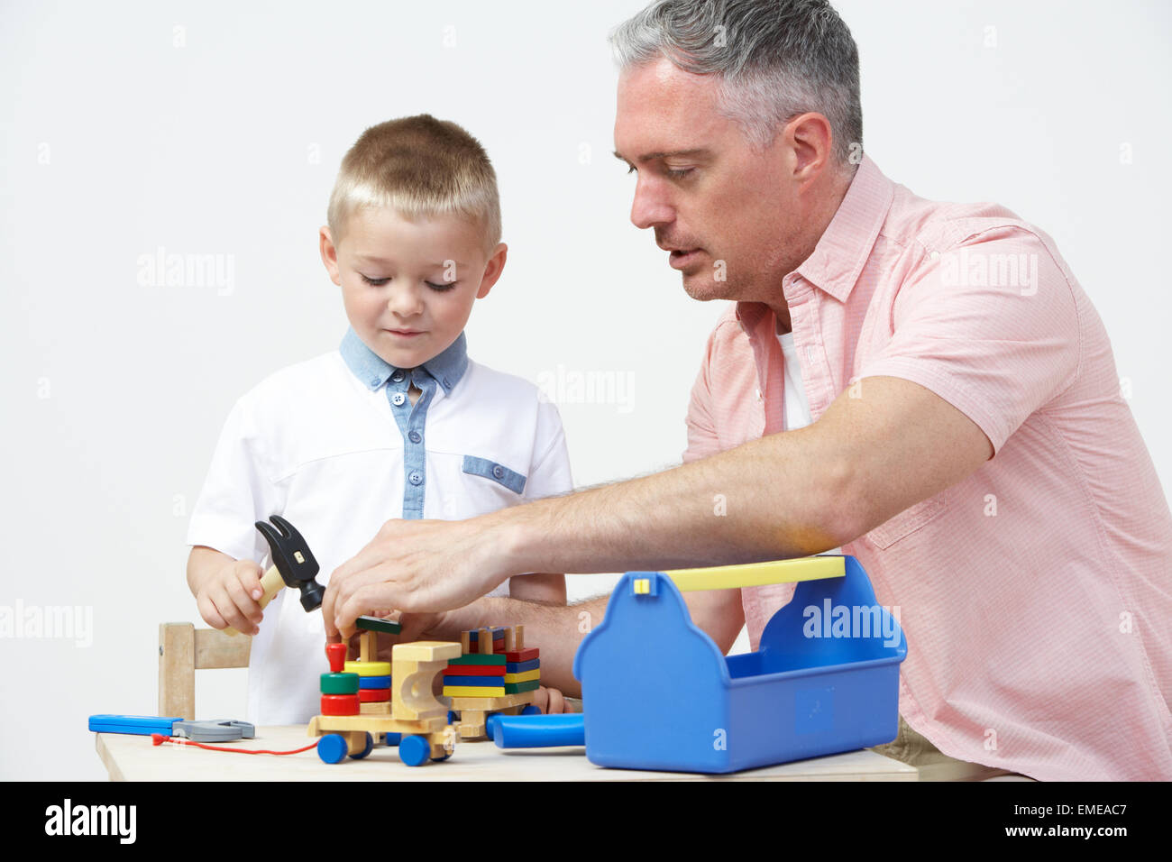 Professeur et élève de l'école avant de jouer avec des outils en bois Banque D'Images