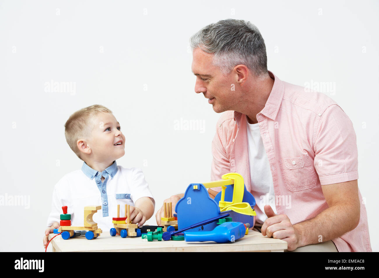 Professeur et élève de l'école avant de jouer avec des outils en bois Banque D'Images