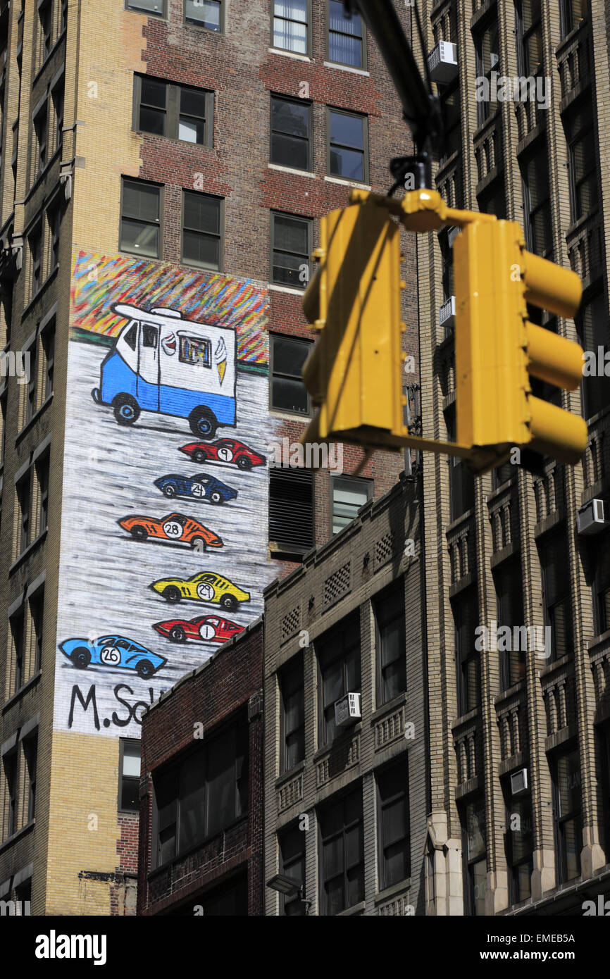 Feux de circulation et fresque de véhicule sur mur d'un bâtiment à Midtown Manhattan, New York City, New York USA Banque D'Images