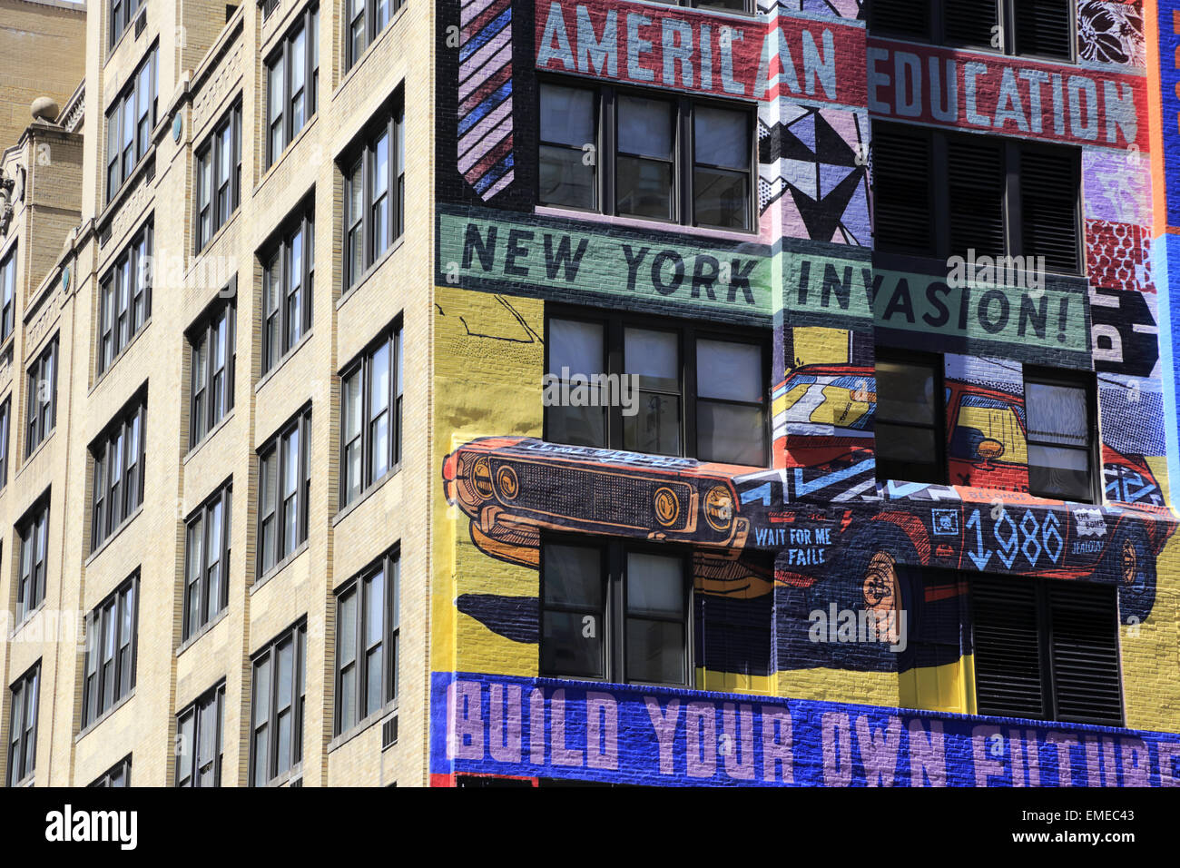 Fresque peinte sur l'extérieur d'un bâtiment dans le centre de Manhattan, New York City, New York, USA Banque D'Images