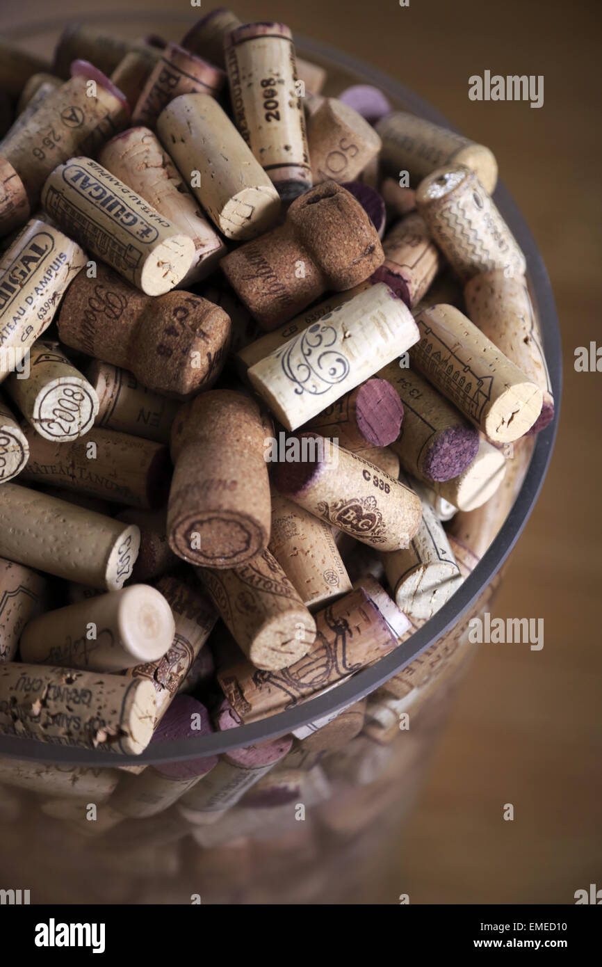 Un wine corks collection dans un récipient en verre Banque D'Images