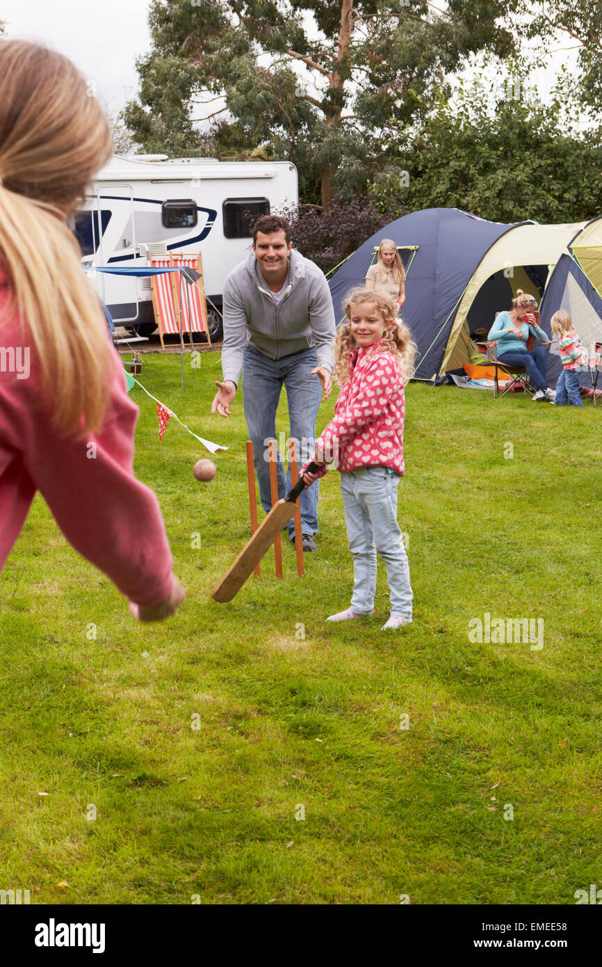 Family Playing Cricket sur Camping Holiday Banque D'Images