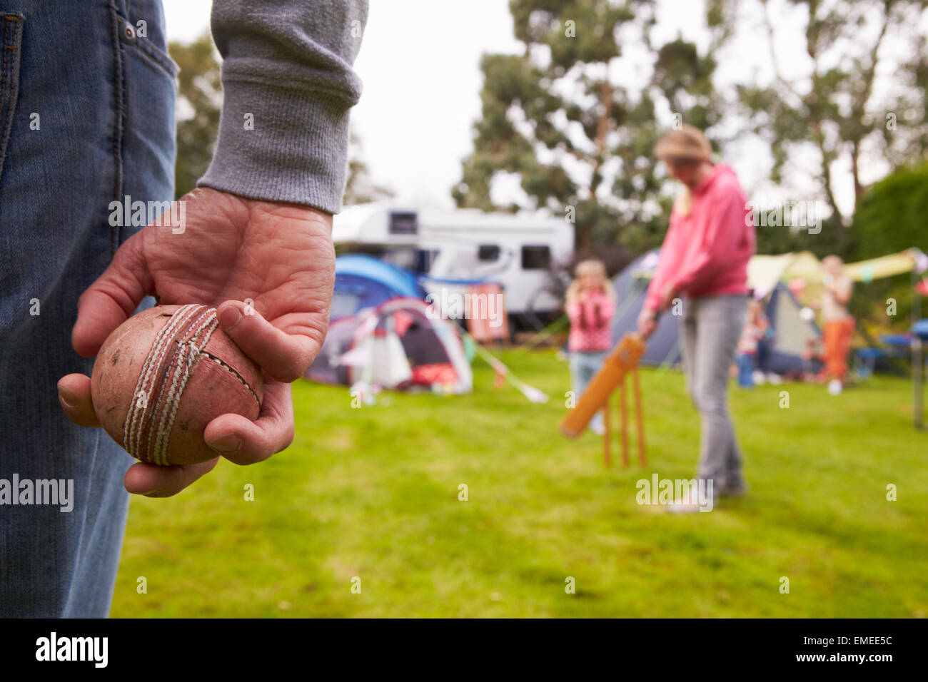 Family Playing Cricket sur Camping Holiday Banque D'Images