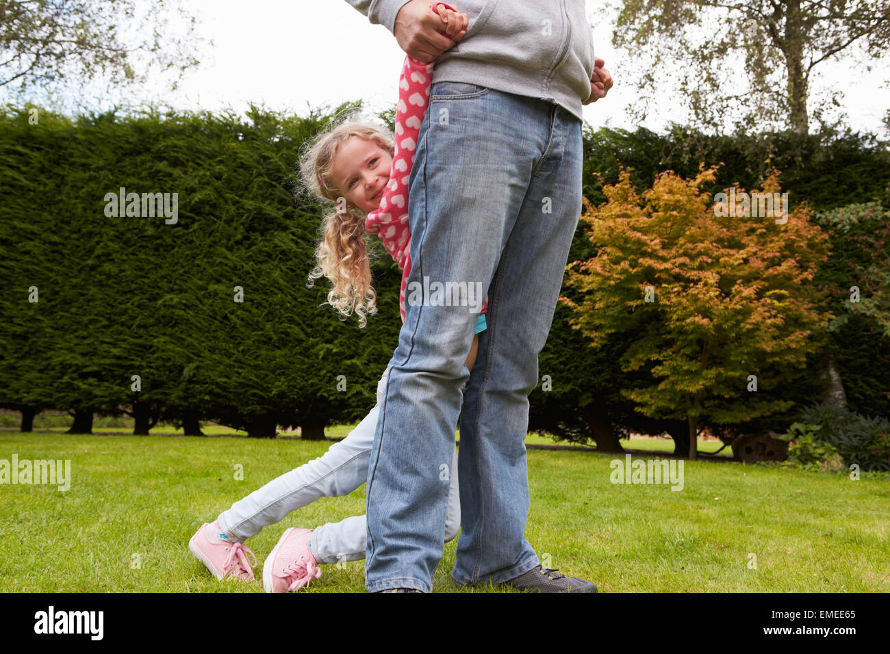Père et fille jouer Jeu En Ensemble de jardin Banque D'Images