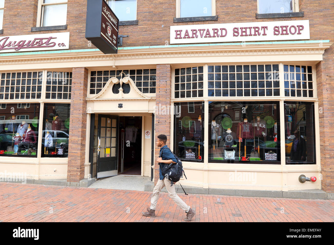 Cambrige Harvard ville Shirt Shop fournissant des vêtements pour les touristes et les étudiants de l'université de Harvard. Banque D'Images