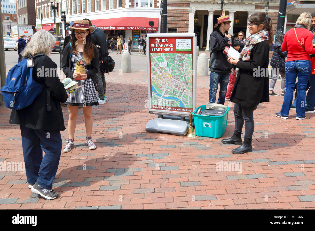 L'Université de Harvard touristes rencontrez avec guides à Cambridge, Massachusetts, USA. Banque D'Images