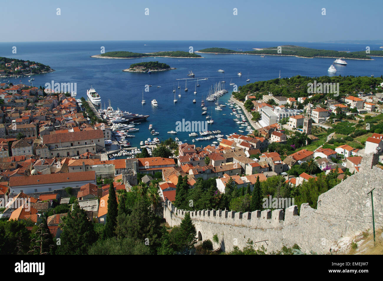 Port de destination touristique Hvar. Destination touristique populaire en Croatie. Banque D'Images