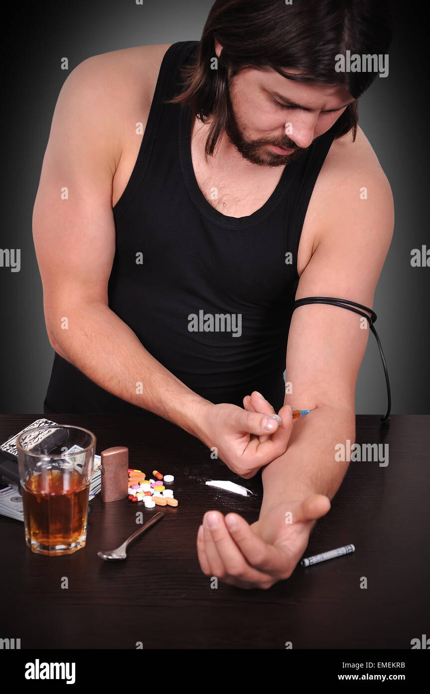 Toxicomane homme avec seringue, Close up Banque D'Images