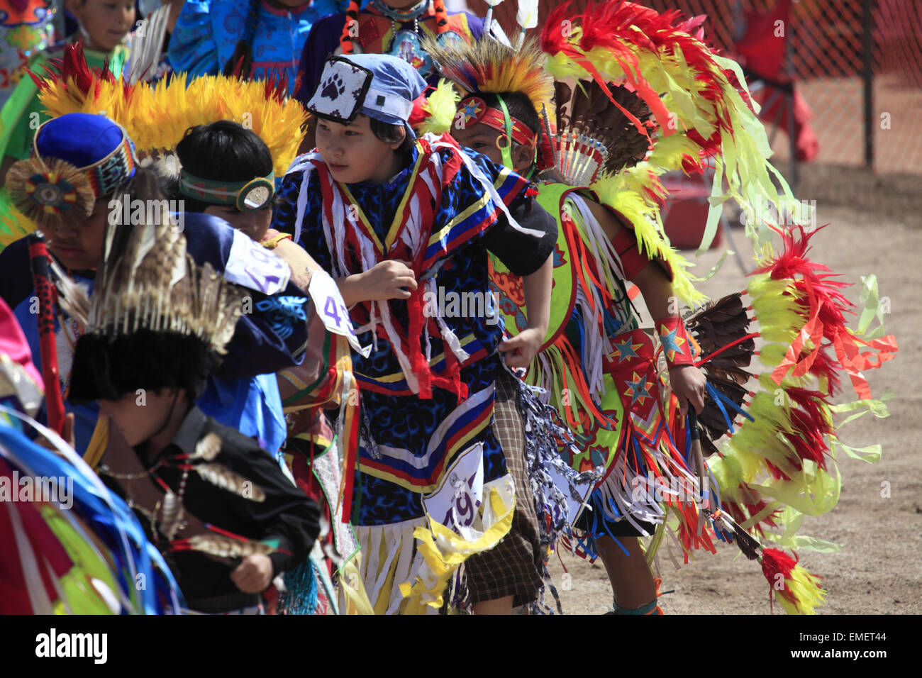 Danseurs danser à grande entrée de la nation Tohono O'odham Wa annuel:k pow wow à San Xavier del Bac Mission, Tucson, Arizona, USA Banque D'Images