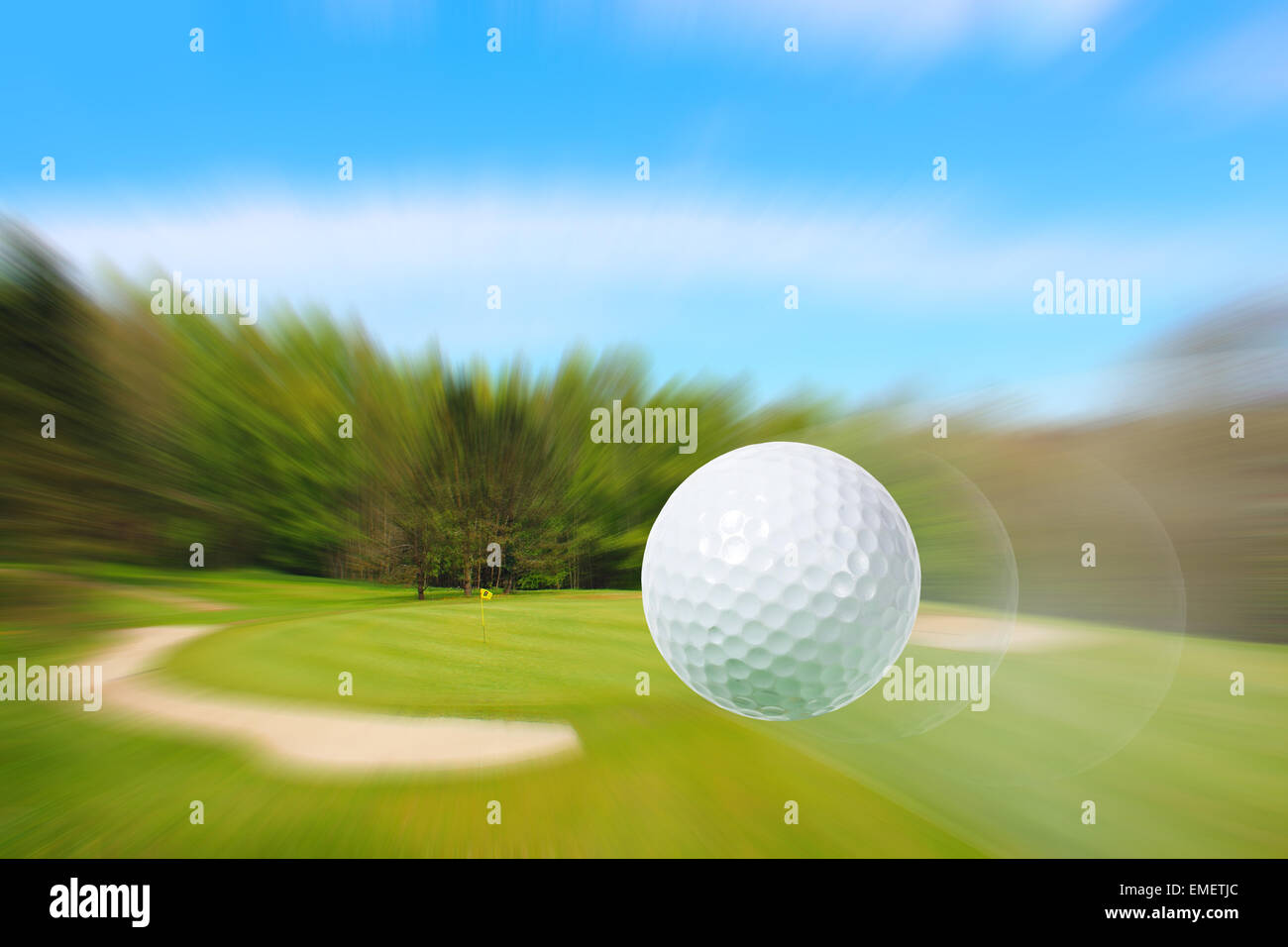 Close-up de voler plus de balle de golf cours floue Banque D'Images
