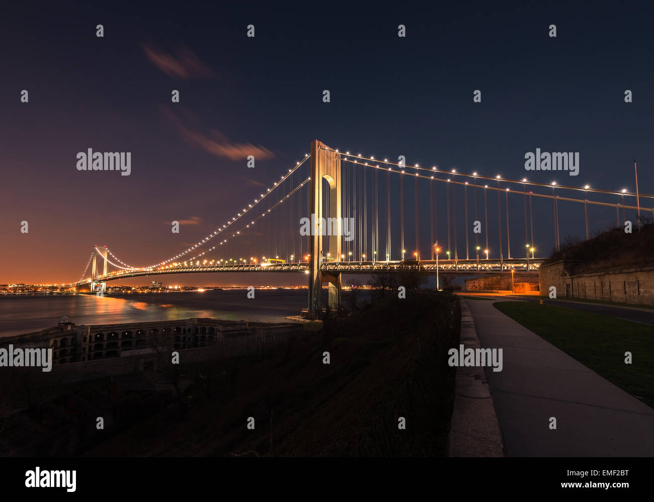 Verezano pont enjambant la rivière Hudson dans la nuit dans la ville de New York. Banque D'Images