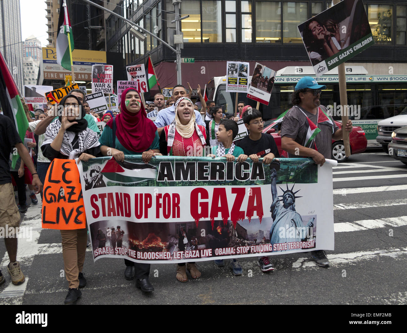 Pro-Palestinian protester contre Columbus Circle à New York pour protester contre les attaques israéliennes contre Gaza, le 1 août 2014. Banque D'Images