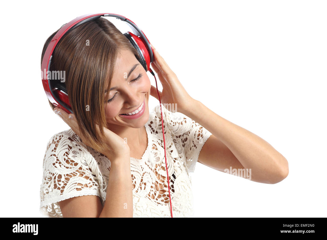 Franchise happy woman sentir la musique à partir d'un casque rouge isolé sur fond blanc Banque D'Images