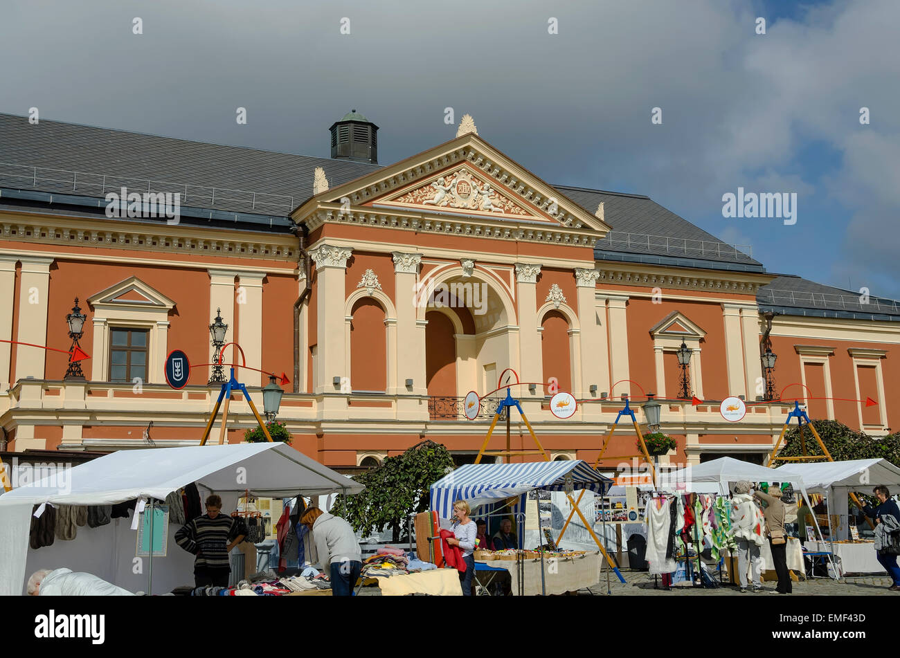 Théâtre de la vieille ville de Klaipeda Lituanie étals du marché aux puces de la place les gens Banque D'Images