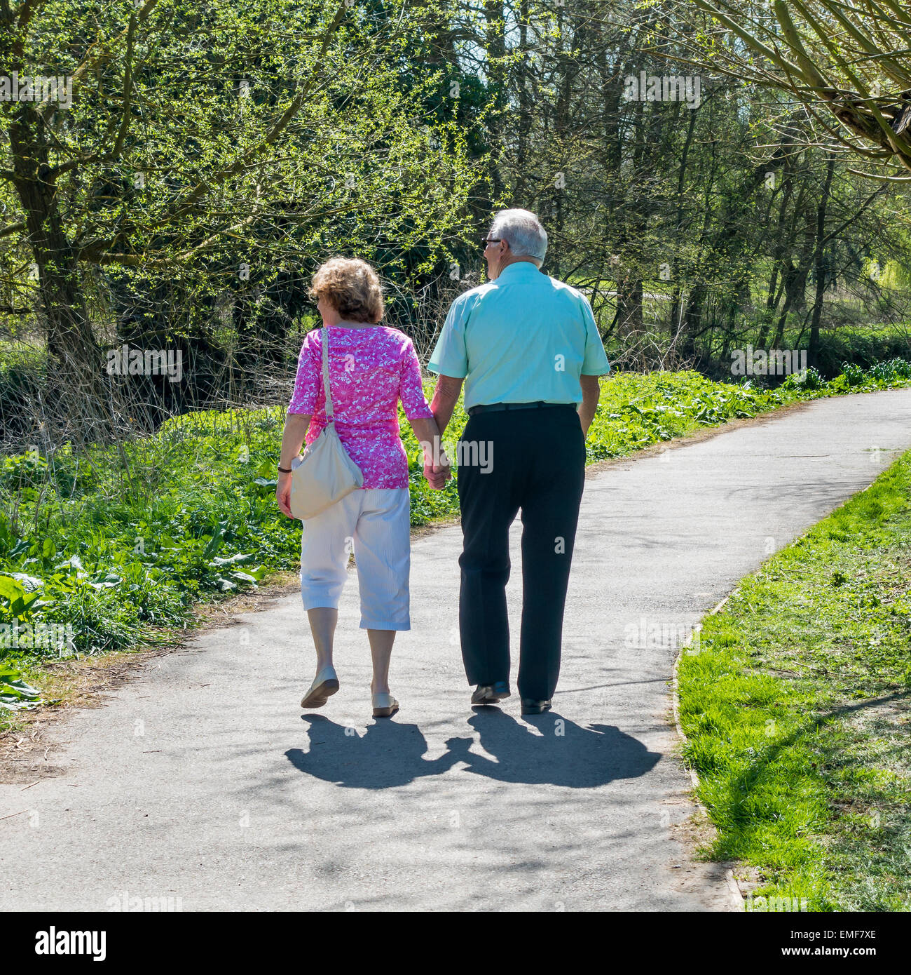 Personnes âgées Couple Riverside Country Walk Banque D'Images