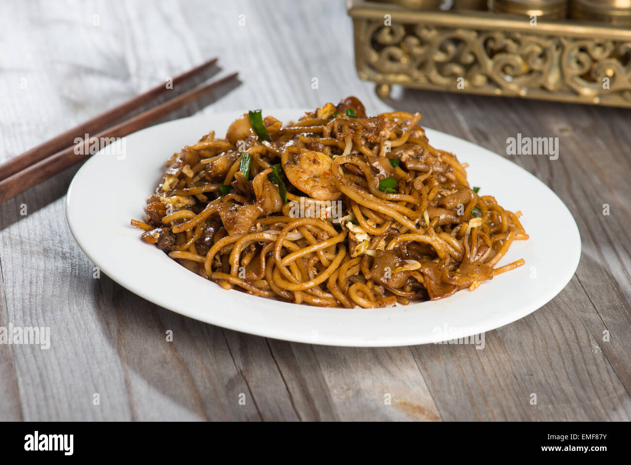 Char Kuey Teow Penang frit qui est un plat de nouilles populaires en Malaisie, Indonésie, Brunei et Singapour Banque D'Images