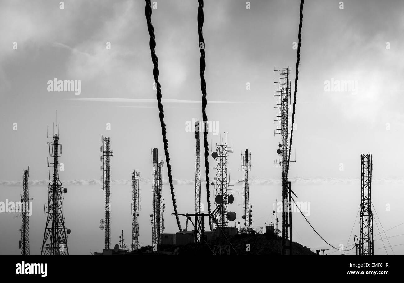 Antennes sur un sommet de montagne vers le ciel à Costa del Sol, Fuengirola, Espagne Banque D'Images