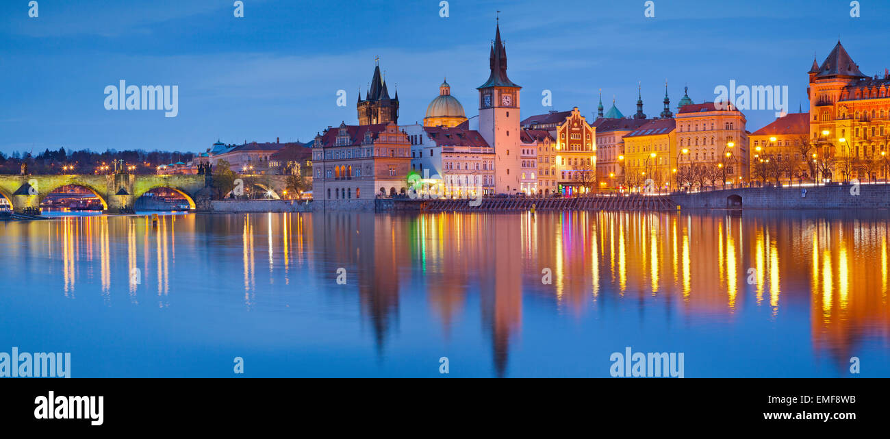 Panorama de Prague. Image panoramique de Riverside Prague et le Pont Charles, avec la réflexion de la ville dans la rivière Vltava. Banque D'Images
