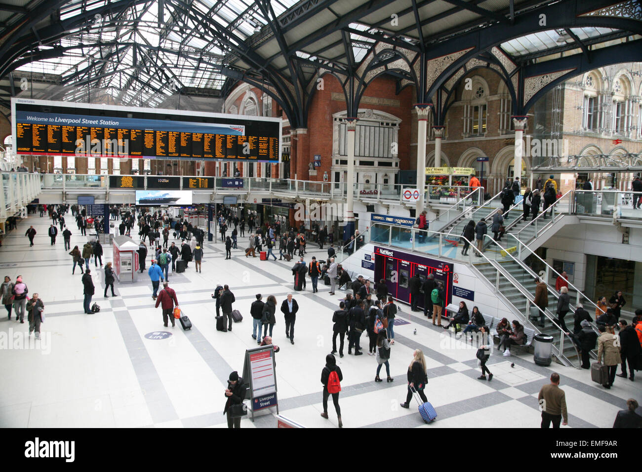 La gare de Liverpool Street, vue de l'intérieur avec les navetteurs et les voyageurs. Banque D'Images