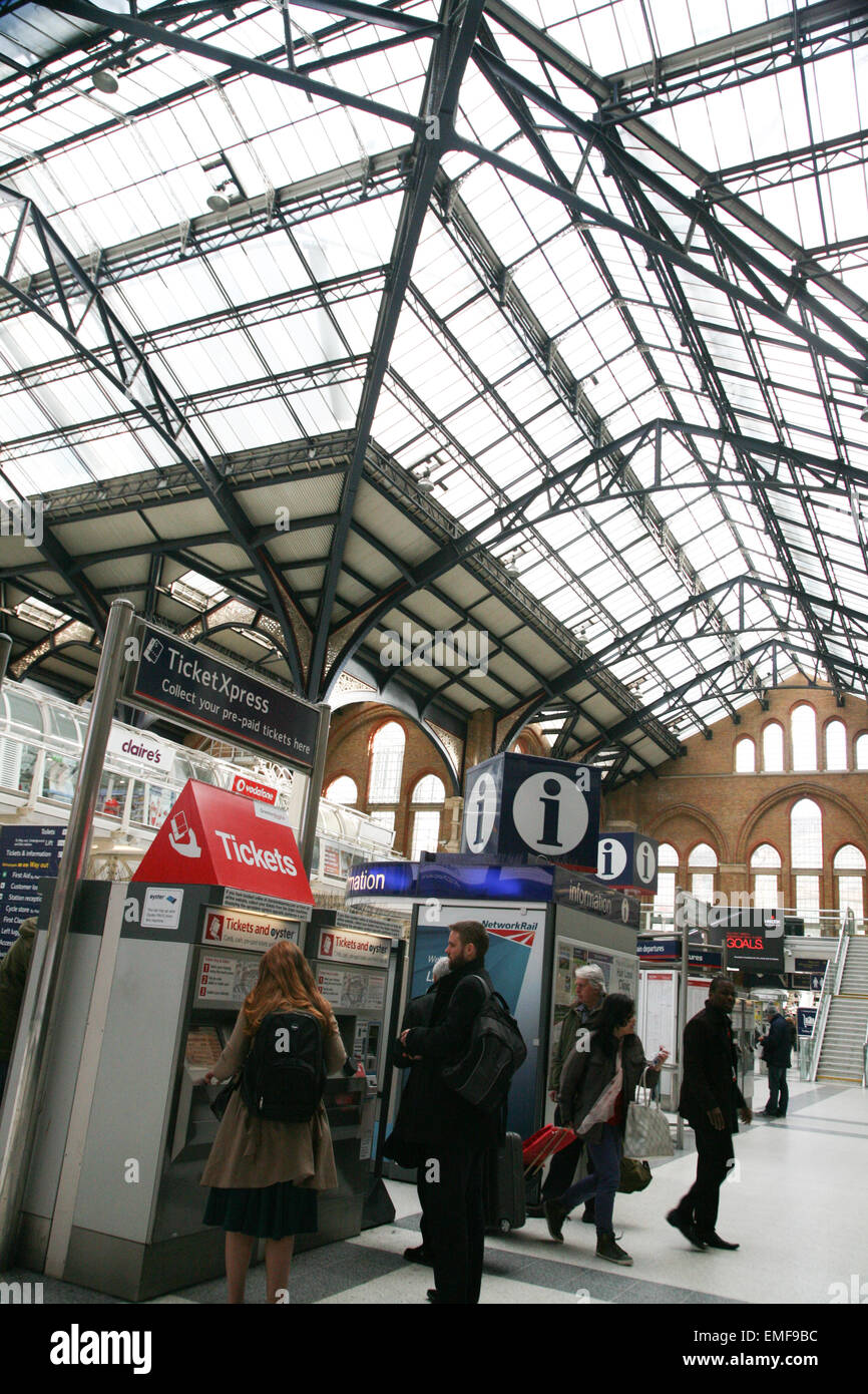 Informations et billets Xpress, Liverpool Street Station, de l'intérieur, Londres, Angleterre. Banque D'Images