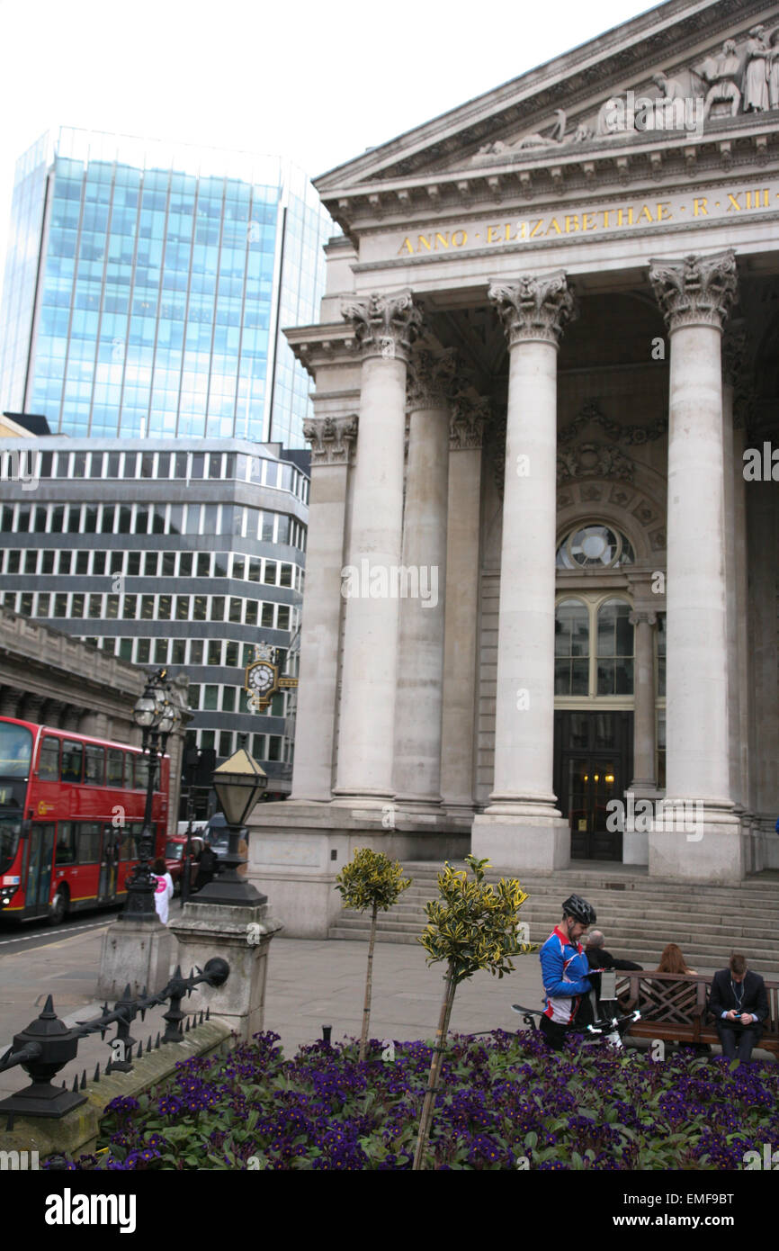 Par cycliste violettes, le Royal Exchange, Londres, en Angleterre. Banque D'Images