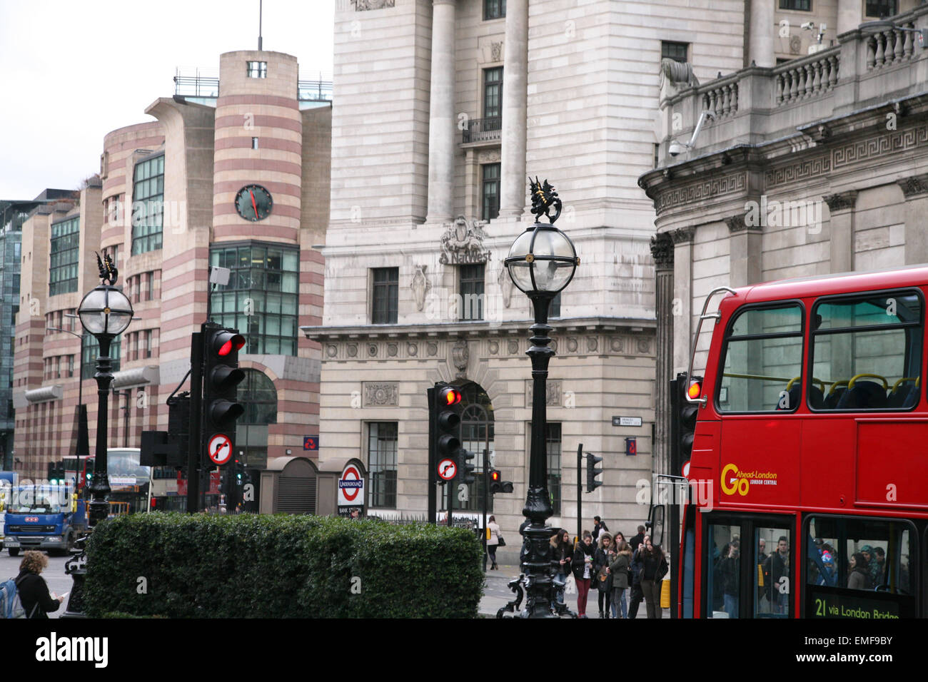 Nouveau bâtiment Regus avec horloge, avec le trafic local, le Royal Exchange, Londres, Angleterre. Banque D'Images