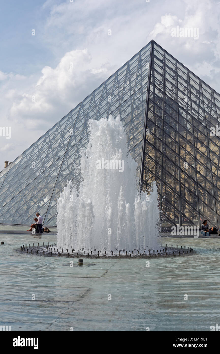 La pyramide du Louvre Paris France Banque D'Images