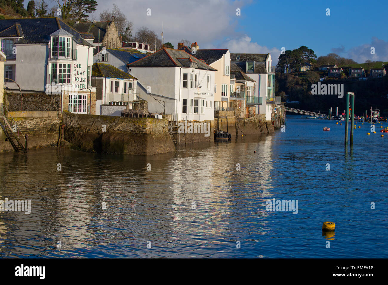 Maisons à quai sur la rivière Fowey à Fowey, Cornwall, England, UK. Banque D'Images