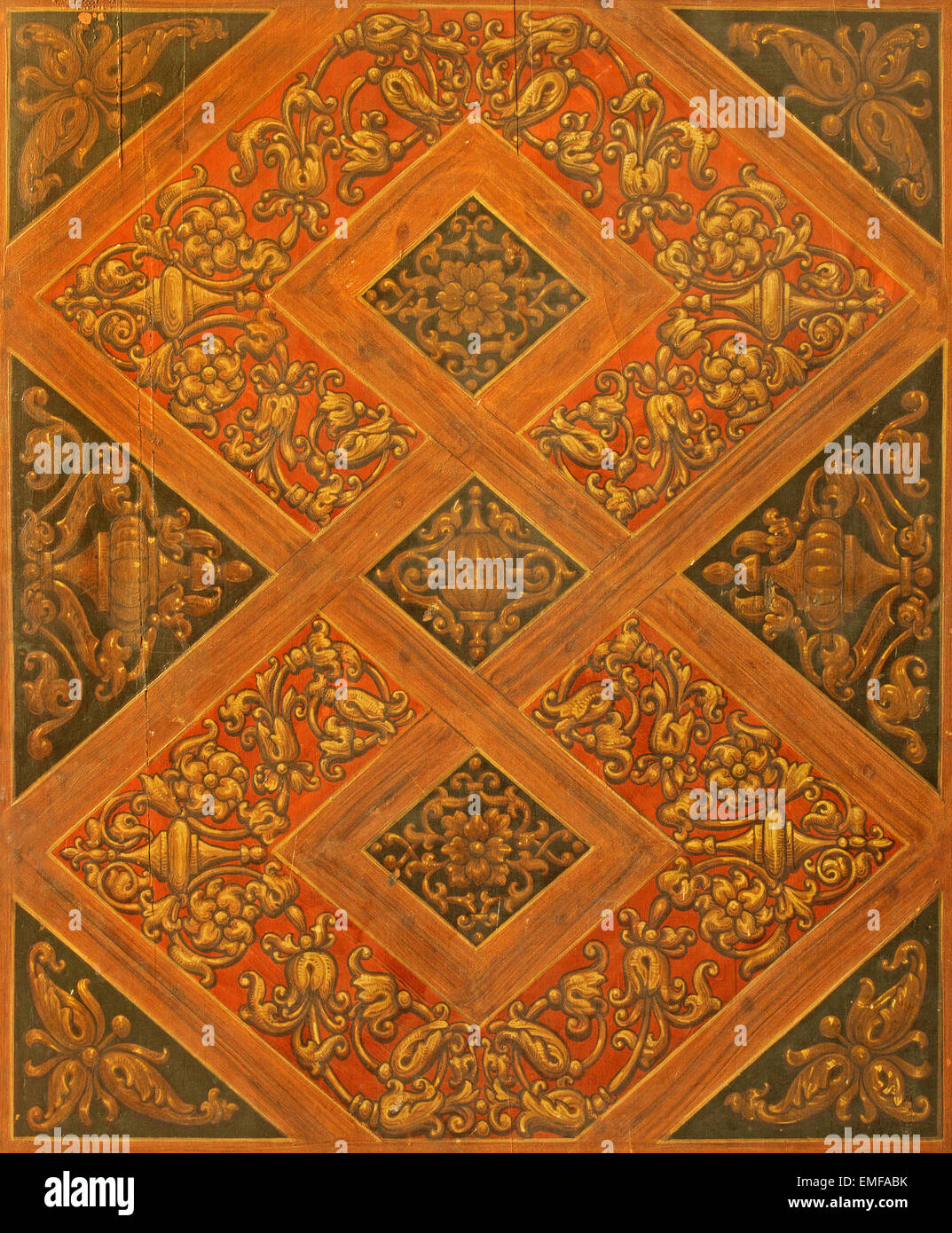 Séville, ESPAGNE - 28 octobre 2014 : Détail de la porte en bois de style mudéjar église Iglesia de San Pedro. Banque D'Images