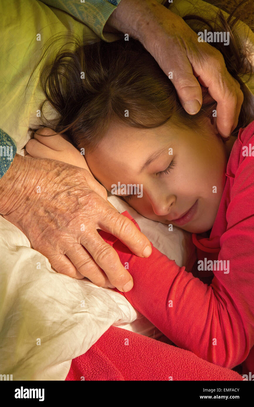 Mains de grand-mère et petite-fille du matin Banque D'Images