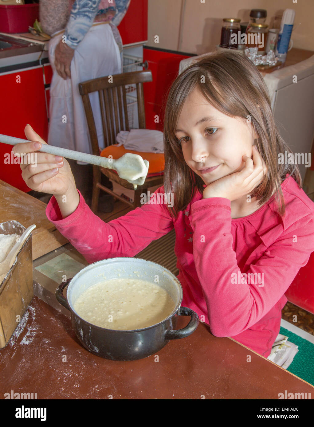 Jeune fille à la gustation unsuccess - cuisine Banque D'Images