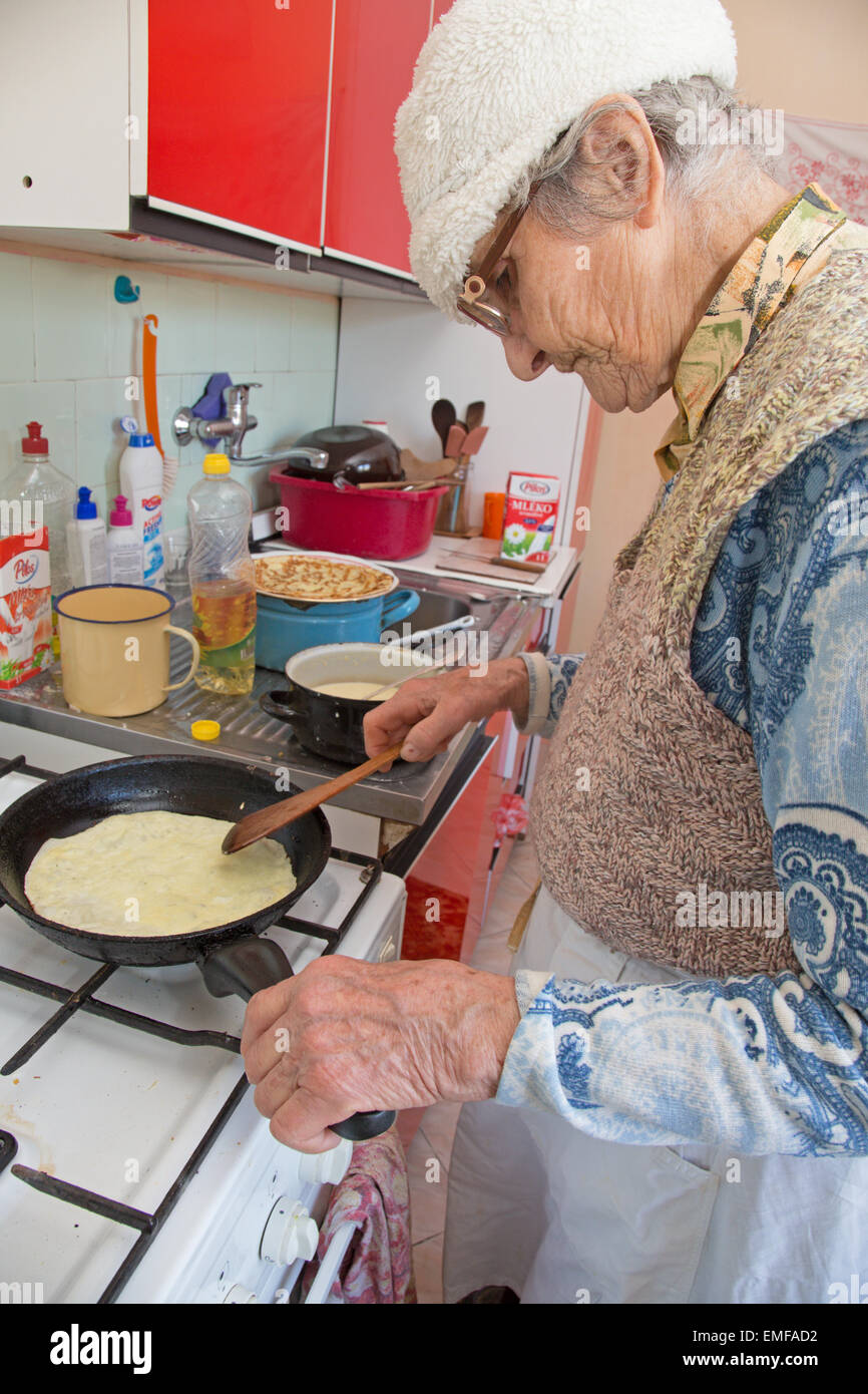 Grand-mère à la cuisson Banque D'Images