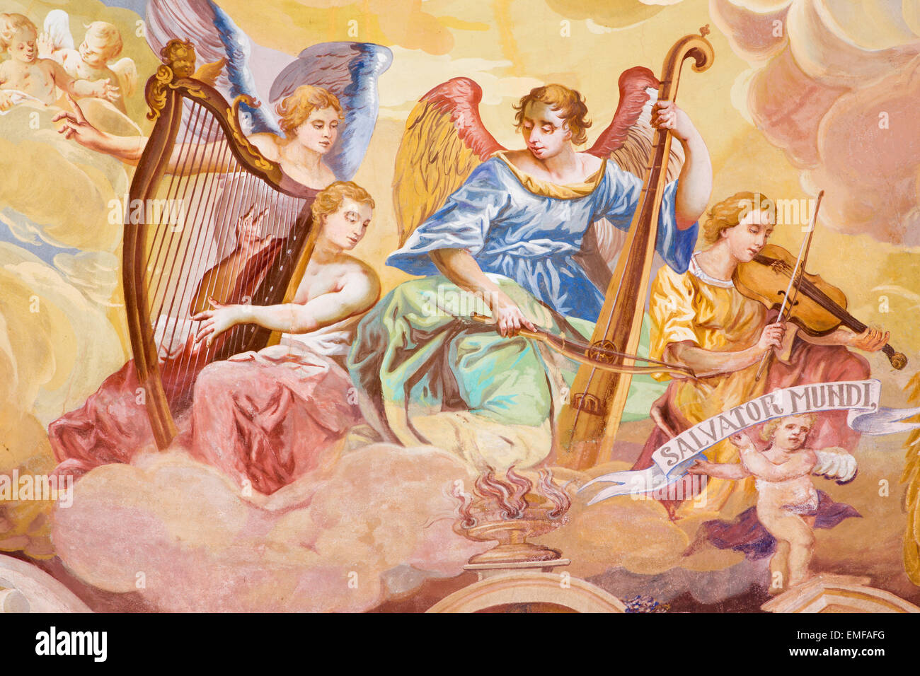 Banska Stiavnica - anges avec les instruments de musique en plein air sur la coupole au milieu de l'église du calvaire baroque. Banque D'Images