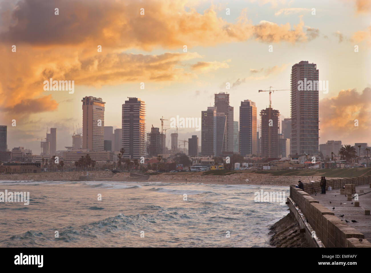 TEL AVIV, ISRAËL - 2 mars, 2015 : de la côte sous la vieille ville de Jaffa et Tel Aviv de matin. Banque D'Images
