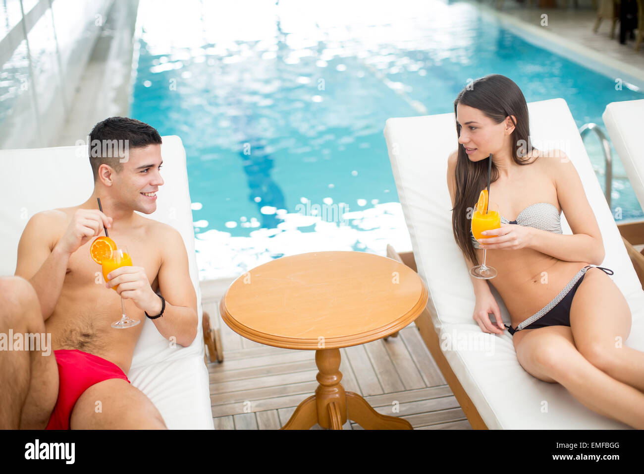 Jeune couple de la piscine Banque D'Images