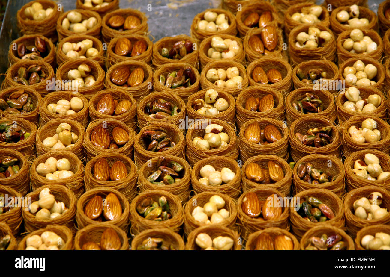 Close-up baklava turc traditionnel dessert sucré (gâteaux faits de pâte fine, noix et miel) Banque D'Images