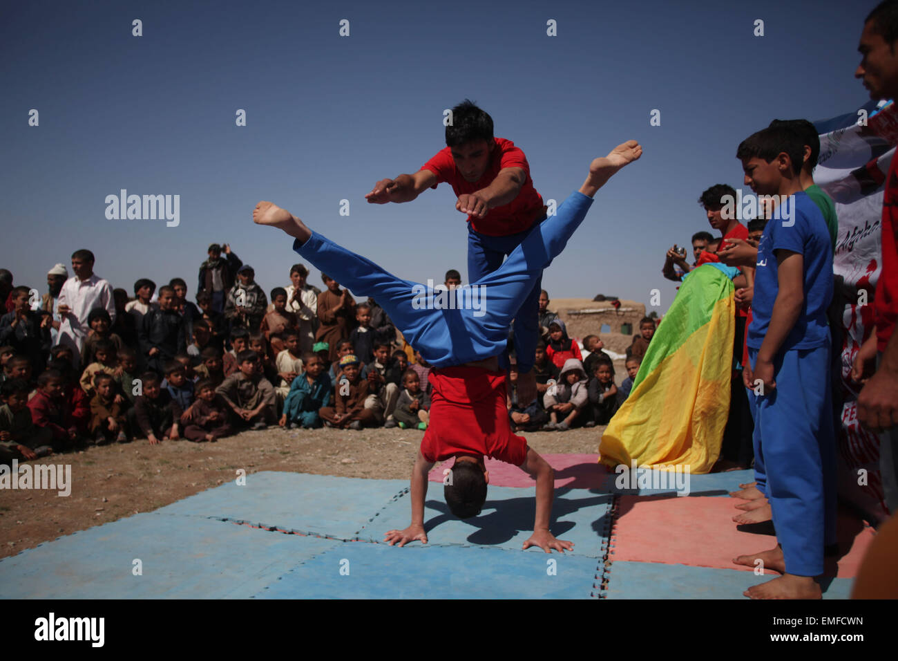 Herat, Afghanistan. Apr 20, 2015. Les enfants déplacés afghans recueillir pendant que les enfants de Mini Mobile pour les enfants du cirque (MMCC) effectuer à un camp de personnes déplacées dans la province de Herat, Afghanistan, le 20 avril 2015. Credit : Ahmad Massoud/Xinhua/Alamy Live News Banque D'Images