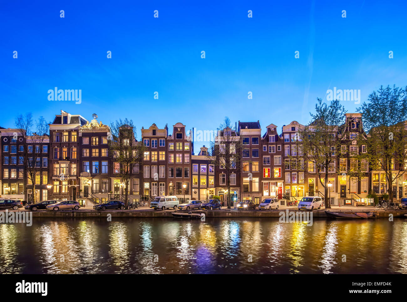 Les maisons historiques Amsterdam Singel 396 - 366 la nuit. Maisons du canal d'Amsterdam, vue panoramique romantique au coucher du soleil. Banque D'Images