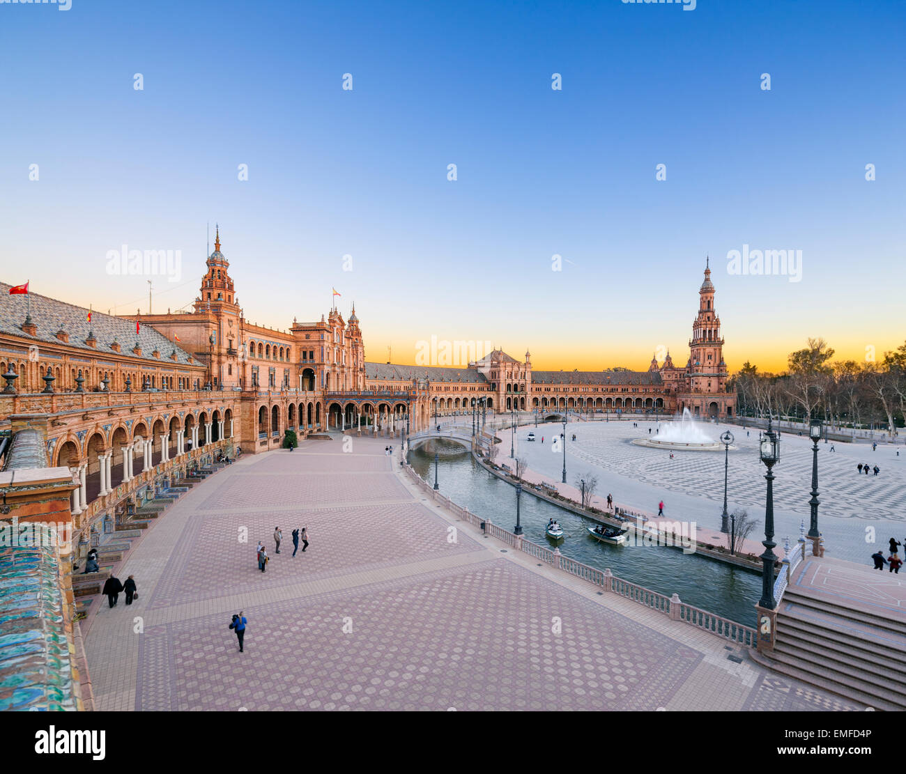 Plaza de España de Séville, Sevilla, Espagne au coucher du soleil. Aperçu de la place pittoresque vers tour sud du bâtiment principal. Banque D'Images