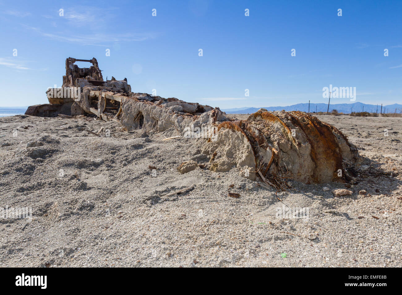 Ancienne pièce de machinerie lourde à gauche à la pourriture à Bombay Beach, Salton Sea - la Californie. Banque D'Images
