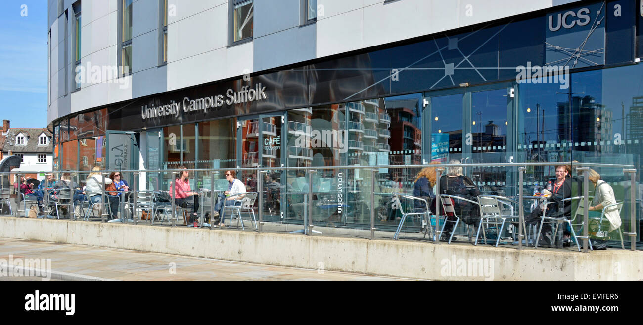 Les gens s'assoient en plein air University Campus Suffolk café UCS est une collaboration entre l'Université d'Essex et l'Université d'East Anglia Ipswich Angleterre Banque D'Images