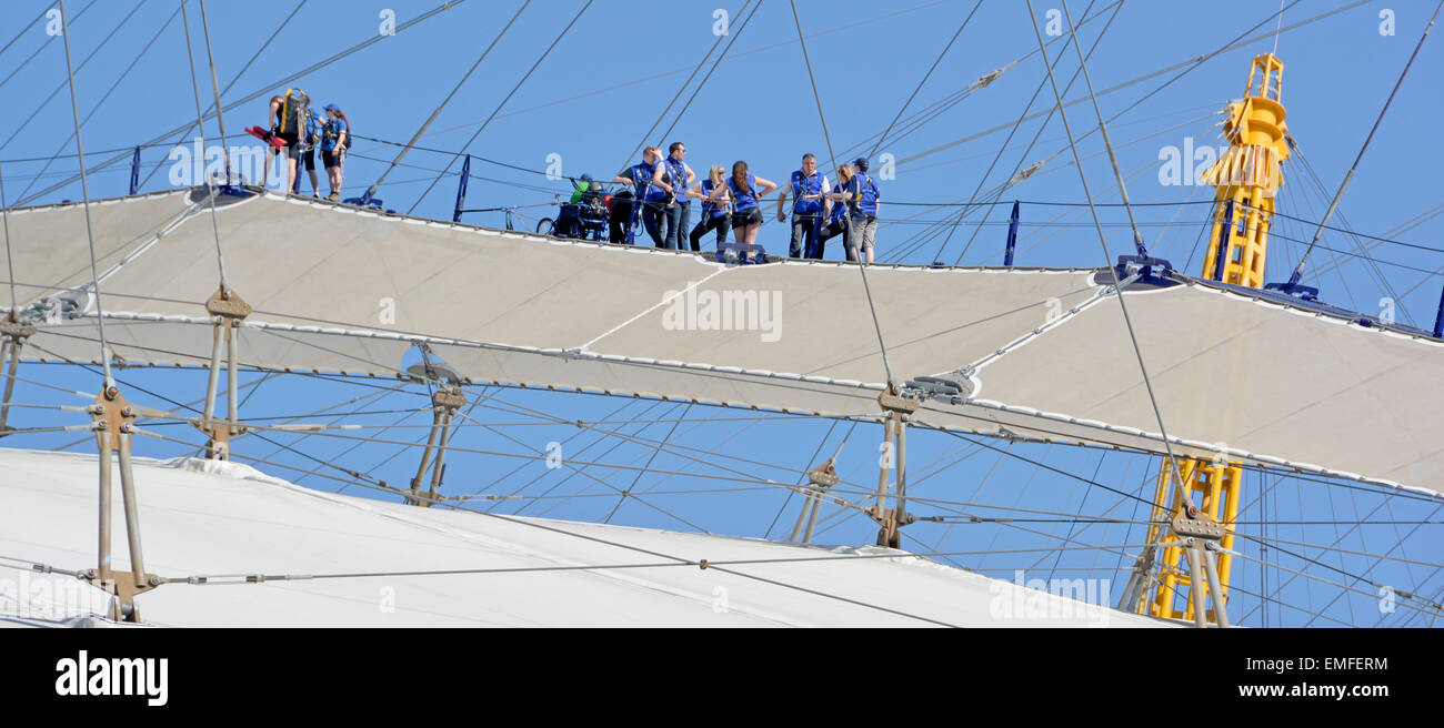 Au sommet de l'arène O2 Millennium, un groupe de personnes grimpant au sommet de l'arène O2, sur le toit du dôme et le toit du Skywalk, se sont promu dans le nord de la péninsule de Greenwich, Londres, Angleterre Banque D'Images