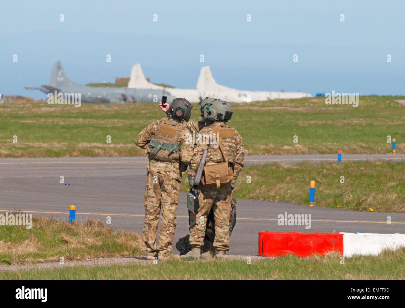 Temps pour un'S70623' comme l'équipage d'un hélicoptère américain Pave Hawk de l'USAF pour préparer un vol opérationnel. 9680 SCO. Banque D'Images