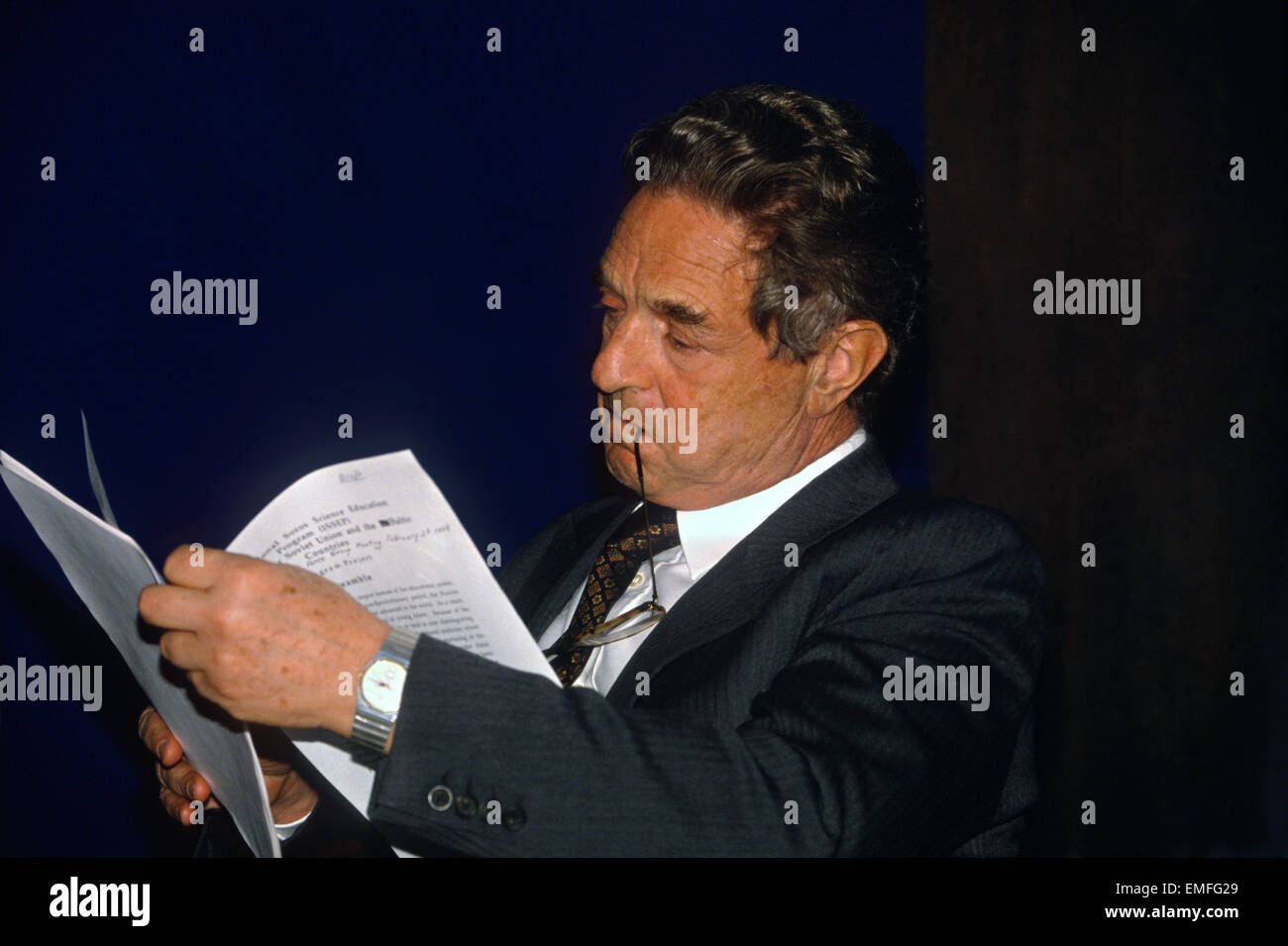 Milliardaire George Soros Lors d'une conférence de presse pour annoncer des millions de dollars en dons de sa fortune personnelle à l'appui de la société 'Ouvrir' de programmes dans la Russie post-soviétique, le 16 mars 1994 à Moscou, Russie. Subventions distribuées Soros d'une valeur de 250 millions de dollars pour préparer les enseignants et d'écrire de nouveaux manuels. Banque D'Images